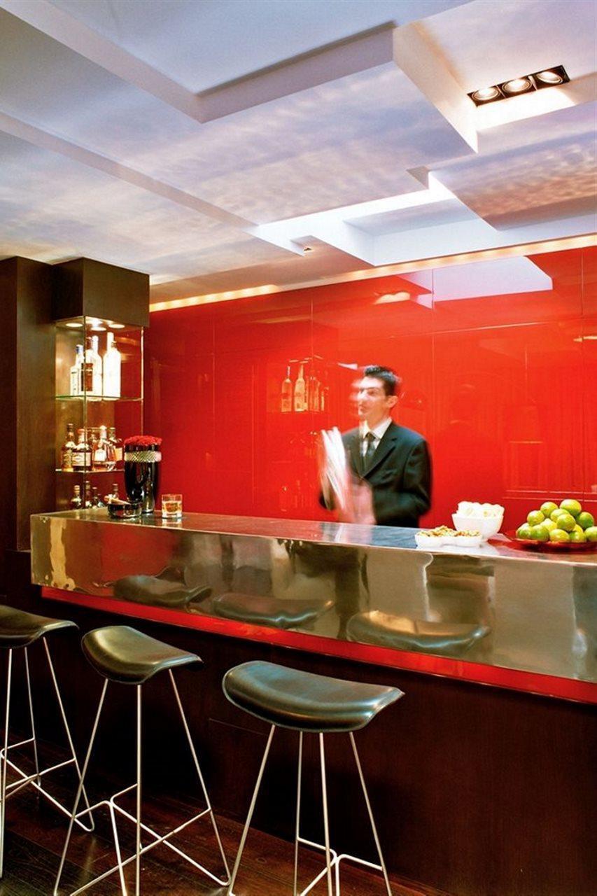 The Fitzwilliam Hotel Dublin Restaurant photo A bartender at work